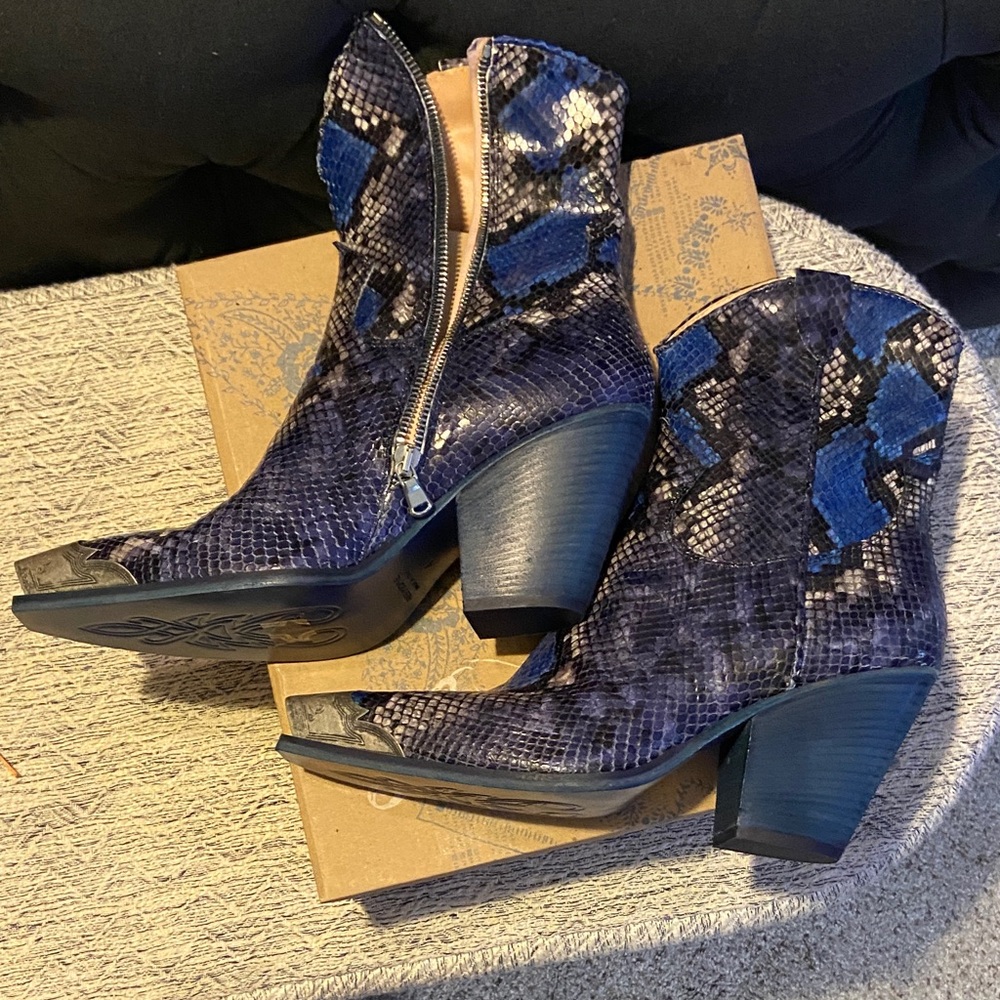 🖤💙Free People🖤💙 Bradyn Navy Snakeskin Ankle Boots. Sold out!